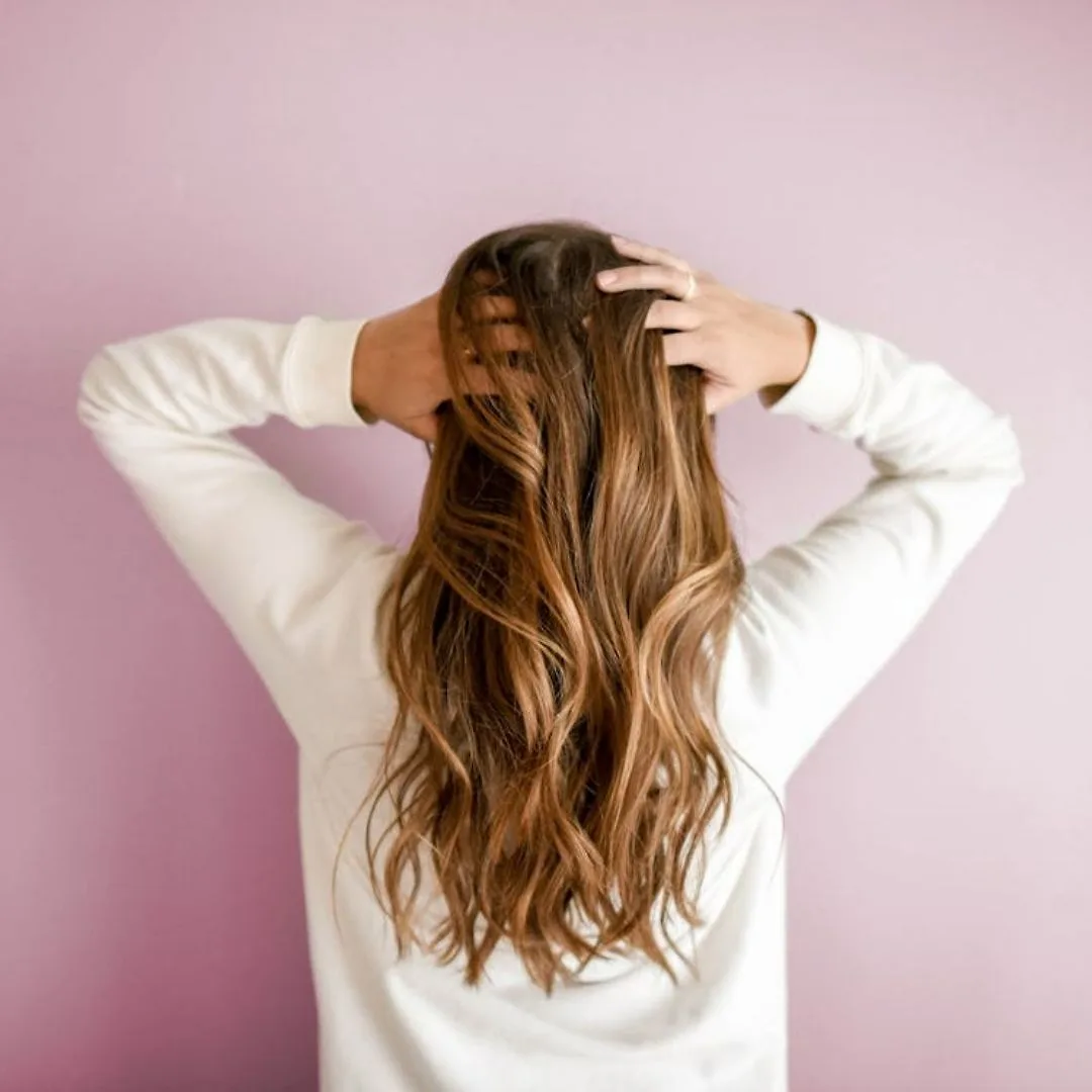 cô gái đang massage da đầu với các ngón tay