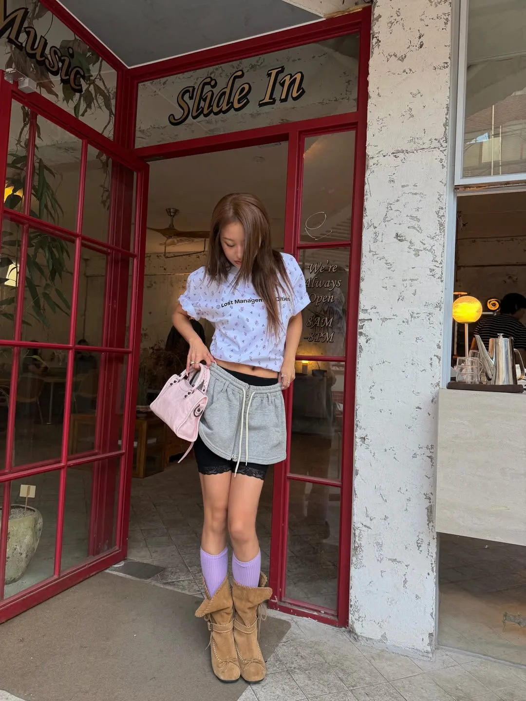 Combo tất cao cổ và giày boots tạo nên hiệu ứng phân lớp độc đáo giúp đôi chân thêm dài và tổng thể thêm phần nghệ thuật.