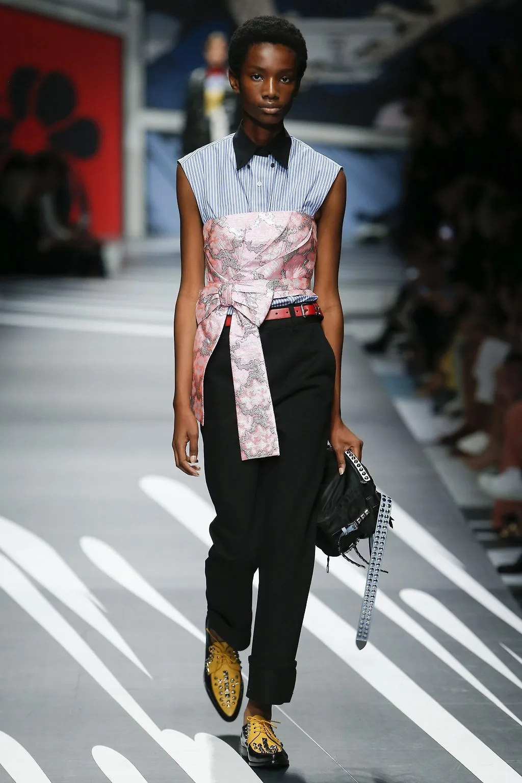 Prada Ready-to-wear Xuân 2018: Tính nữ được suy tôn bởi sự mạnh mẽ và náo nhiệt Prada Ready-to-wear Xuân 2018: Tính nữ được suy tôn bởi sự mạnh mẽ và náo nhiệt