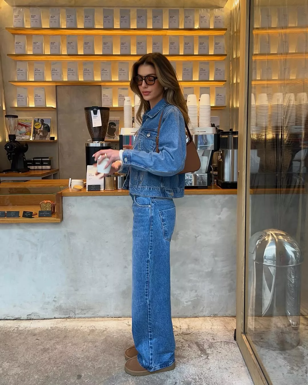 Sự giao thoa nghệ thuật giữa nét bụi bặm của vải jeans và vẻ hoài cổ lãng mạn từ những món phụ kiện màu nâu chocolate.
