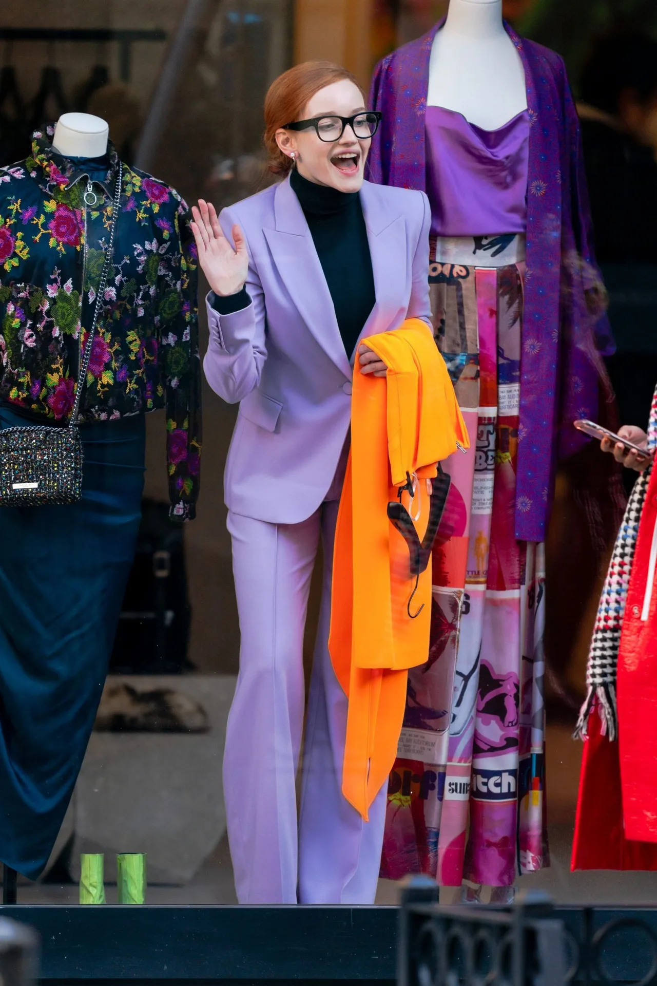 suit tím trong inventing anna