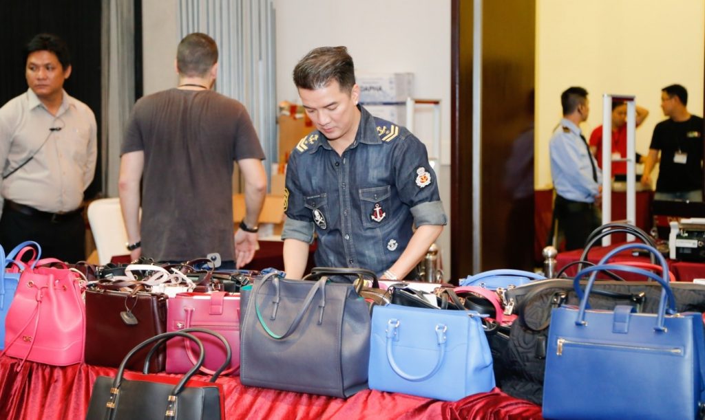 “Hội nhà giàu” “rủ nhau” săn hàng hiệu giảm giá “Hội nhà giàu” “rủ nhau” săn hàng hiệu giảm giá
