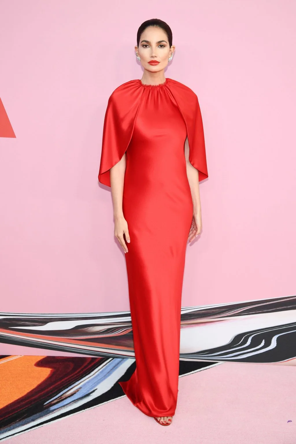 lily aldridge mặc đầm đỏ của Brandon Maxwell tại lễ trao giải CFDA 2019