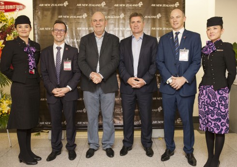 Đại diện lãnh sự New Zealand, Ngài Steven Joyce, Ông Cam Wallace cùng với phi hành đoàn của Air New Zealand (từ trái sang phải: phi hành đoàn, Đại sứ New Zealand tại Việt Nam Haike Manning, Bộ trưởng Phát triển Kinh tế New Zealand Hon. Steven Joyce, Giám đốc Bán hàng và Thương Mại Air New Zealand Cam Wallace, Tổng lãnh sự New Zealand tại Việt Nam Tony Martin, phi hành đoàn)