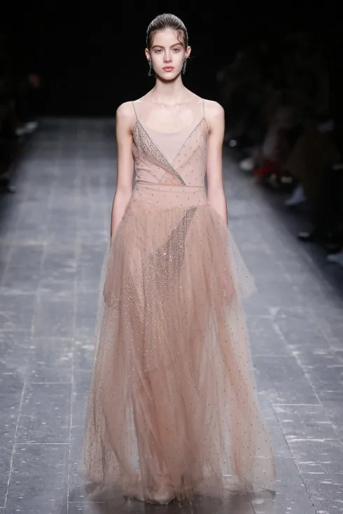 Những chiếc đầm nude thơ mộng của Valentino có thể đốn ngã bất kỳ cô gái nào