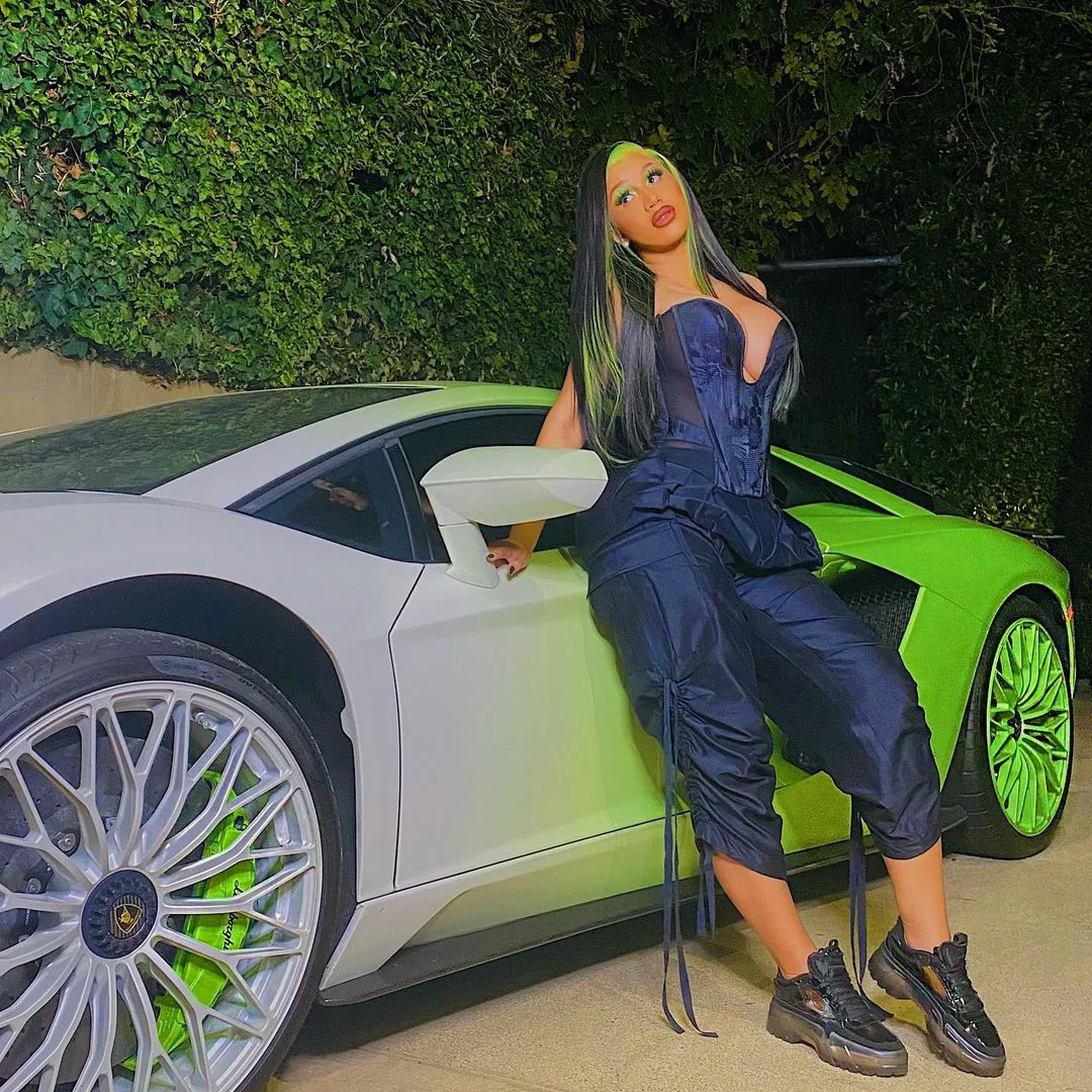 cardi b diện quần capri mix&match