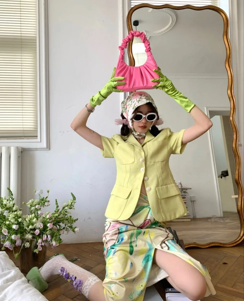 Găng tay da mềm màu phản quang – món phụ kiện đắt giá cho những outfit không tay.