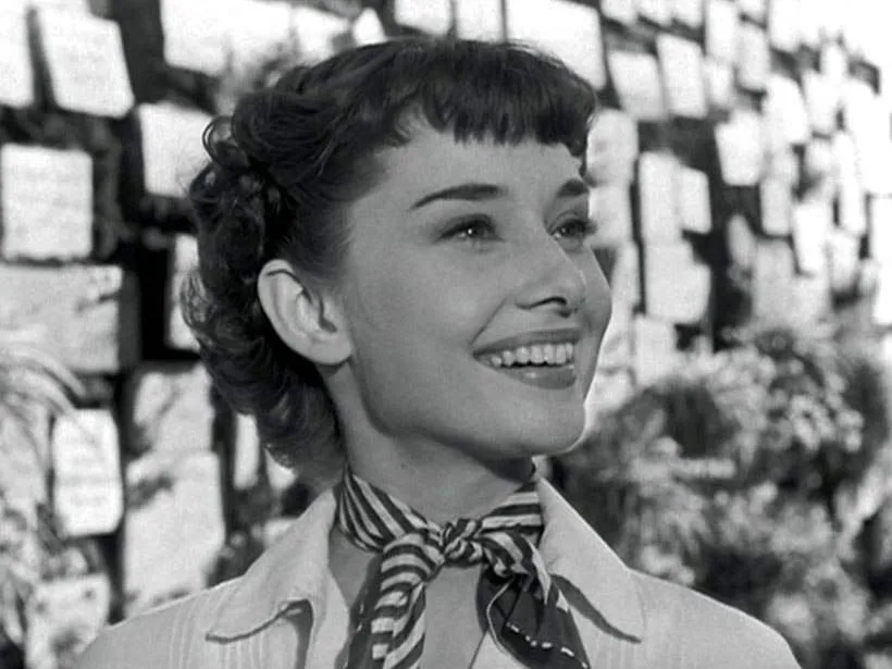 audrey hepburn mặc đẹp với khăn bandana choàng cổ