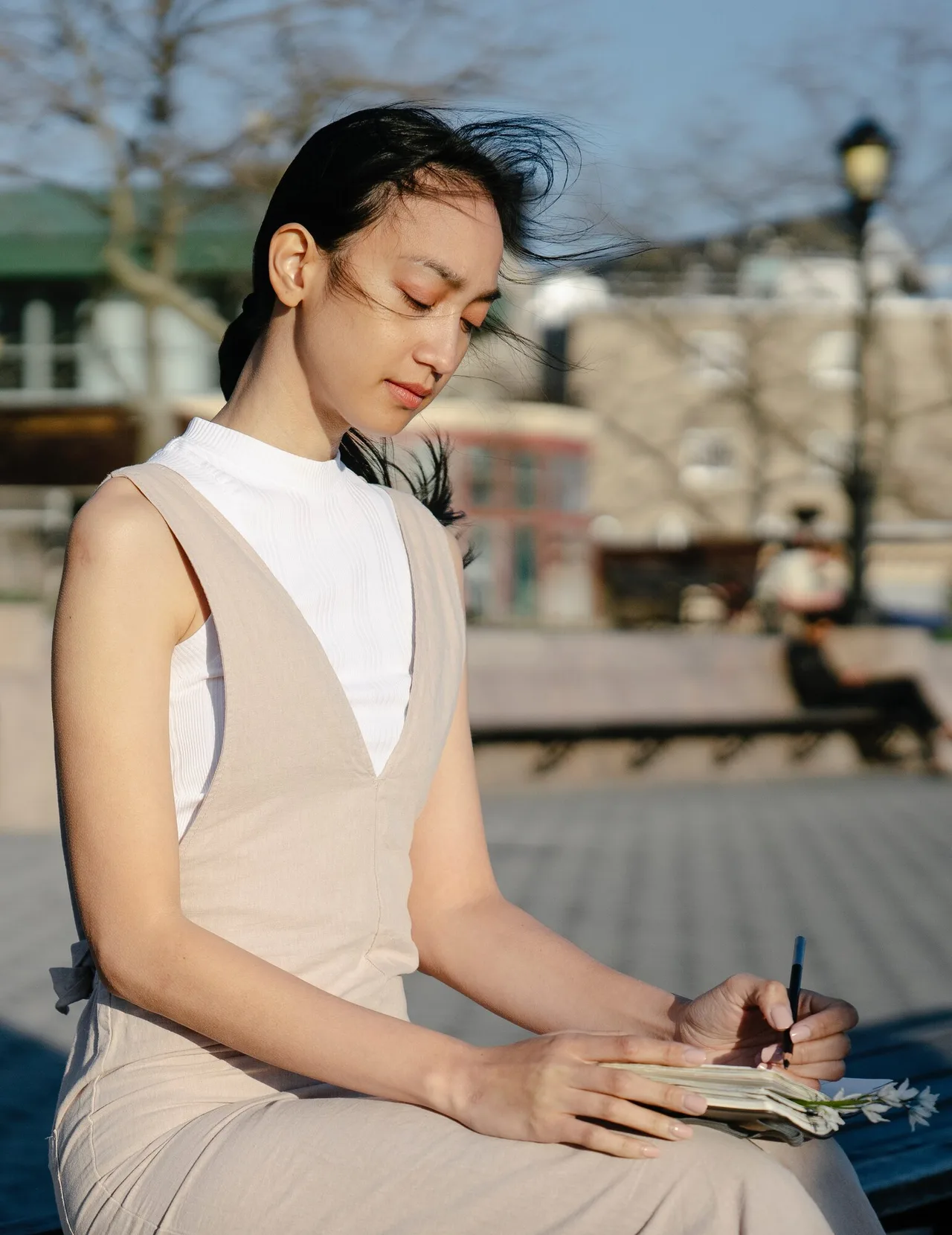 cô gái đang viết tính cách