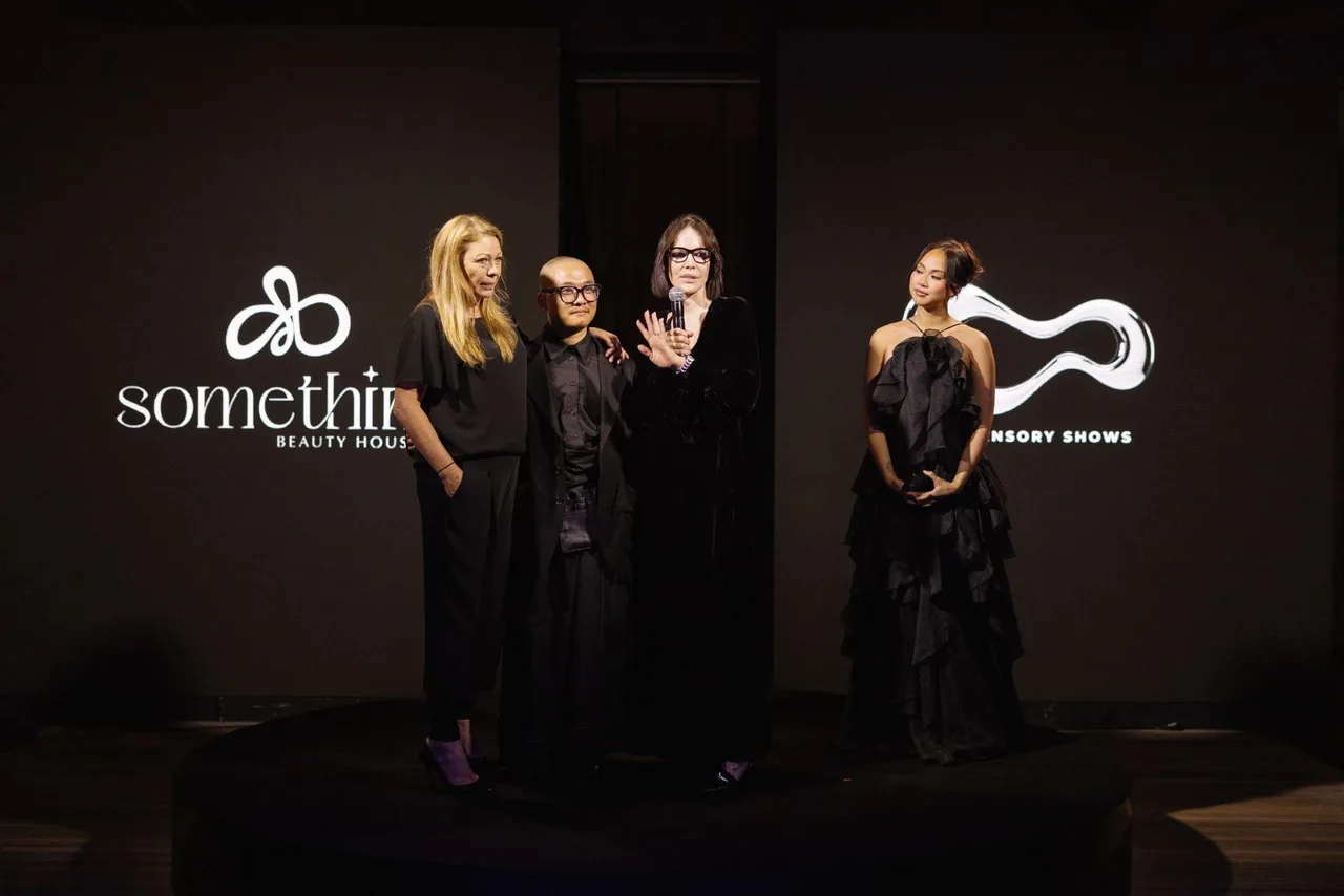 Trí Trần cùng người thầy Rae Morris tại show diễn