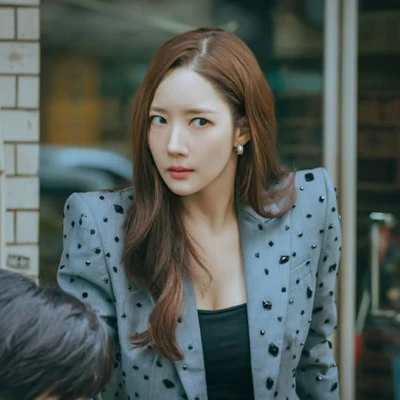 Park Min Young và dấu ấn thời trang "girl boss" trong "Nữ Hoàng Lừa Đảo"