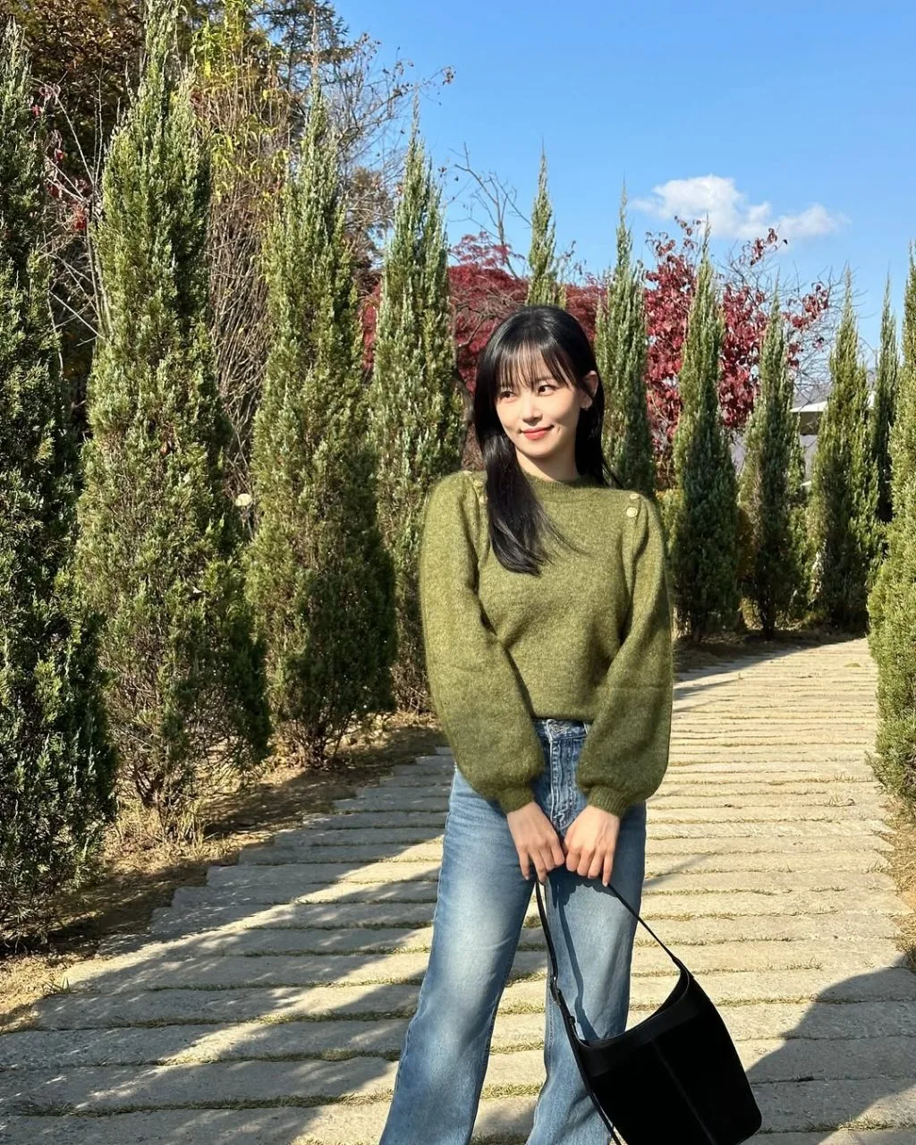 Kang Han Na diện áo cardigan và quần jean suông