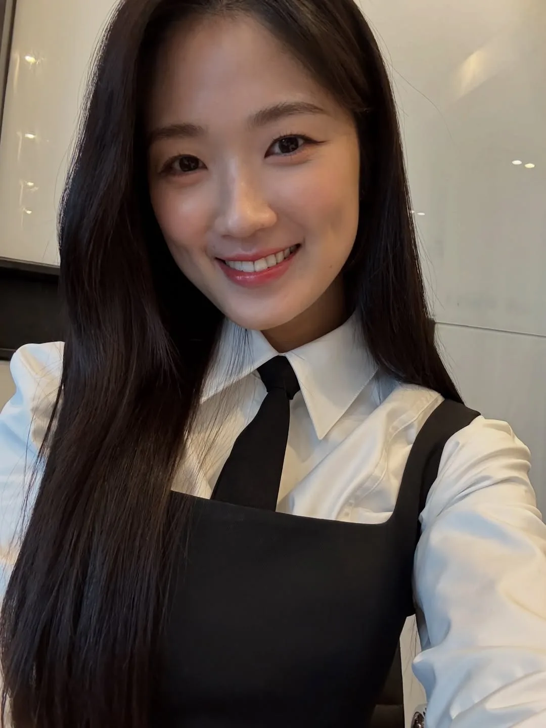 Kim Hye Yoon cười tươi, tóc đen bóng, giấm táo
