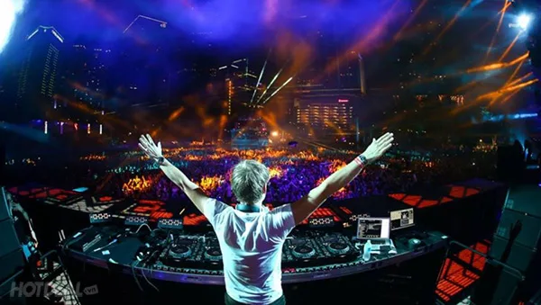 Bộ ba DJ nổi tiếng thế giới của dòng nhạc EDM là Omnia, Tim Mason và Pink Panda hứa hẹn sẽ chiêu đãi các fan một bữa tiệc âm nhạc đầy màu sắc và nhiều xúc cảm bùng nổ.