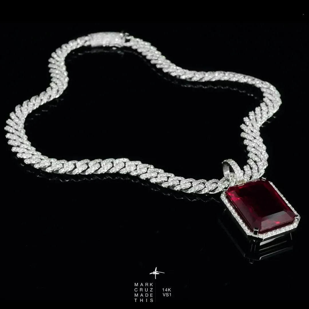 vòng cổ hồng ngọc emerald cut 48,9 carat của Jennie