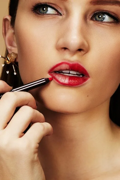 Bí quyết làm đẹp cho đôi môi : Tô môi bằng bút chì