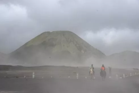Gió kèm theo cát đen rất mịn là một nỗi ám ảnh trong hành trình chinh phục Bromo