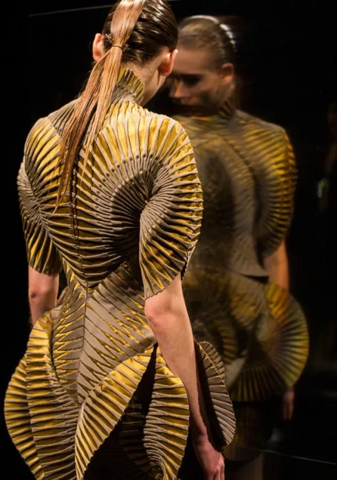 Chi tiết một mẫu thiết kế trong BST Thu-Đông của Iris Van Herpen