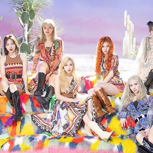 Thời trang của TWICE trong MV More & More