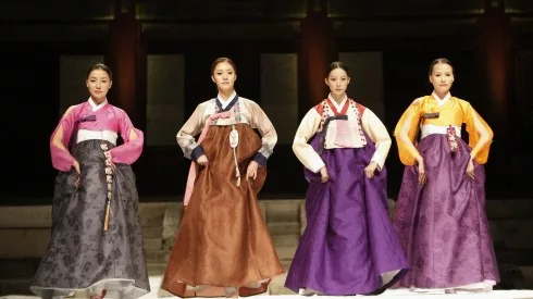 Hanbok là trang phục truyền thống của Hàn Quốc Hanbok là trang phục truyền thống của Hàn Quốc