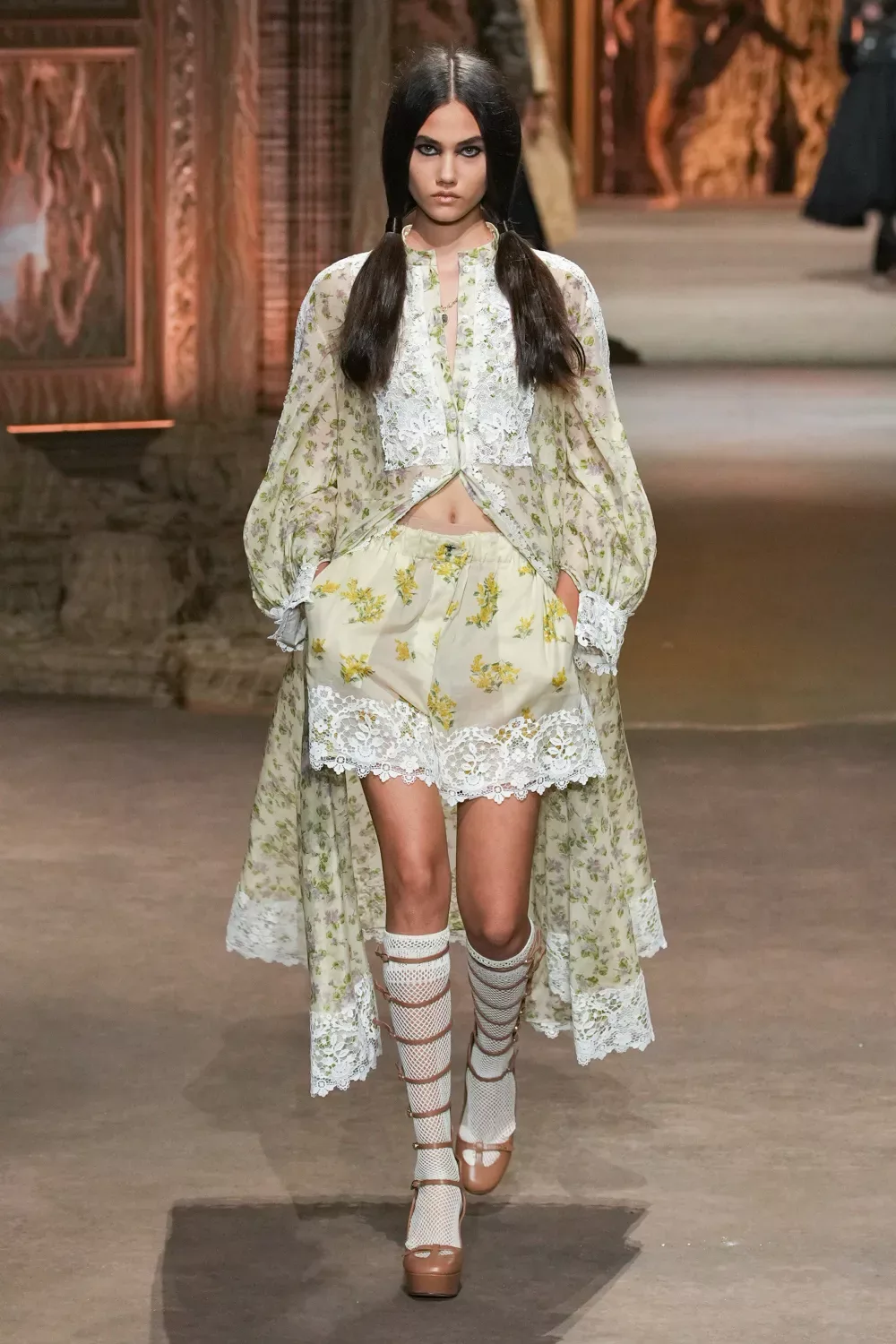 CD xuân hè 2023 look 44