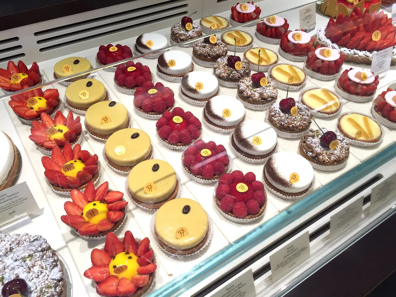 bánh ngọt tại tiệm bánh Pierre Hermé huyền thoại bạn nên thử khi đến Paris
