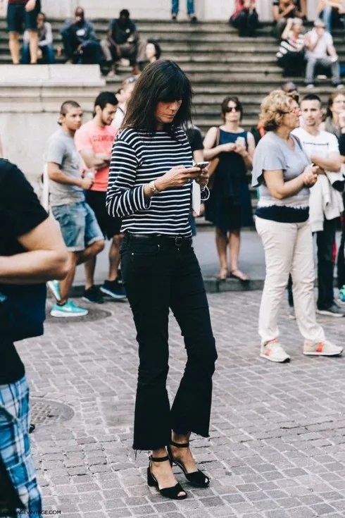 Cropped Jeans bao gồm nhiều phom dáng đa dạng hơn Mom Jeans với ống suông, ống loe.