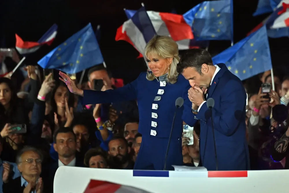 Brigitte Macron đầm xanh navy
