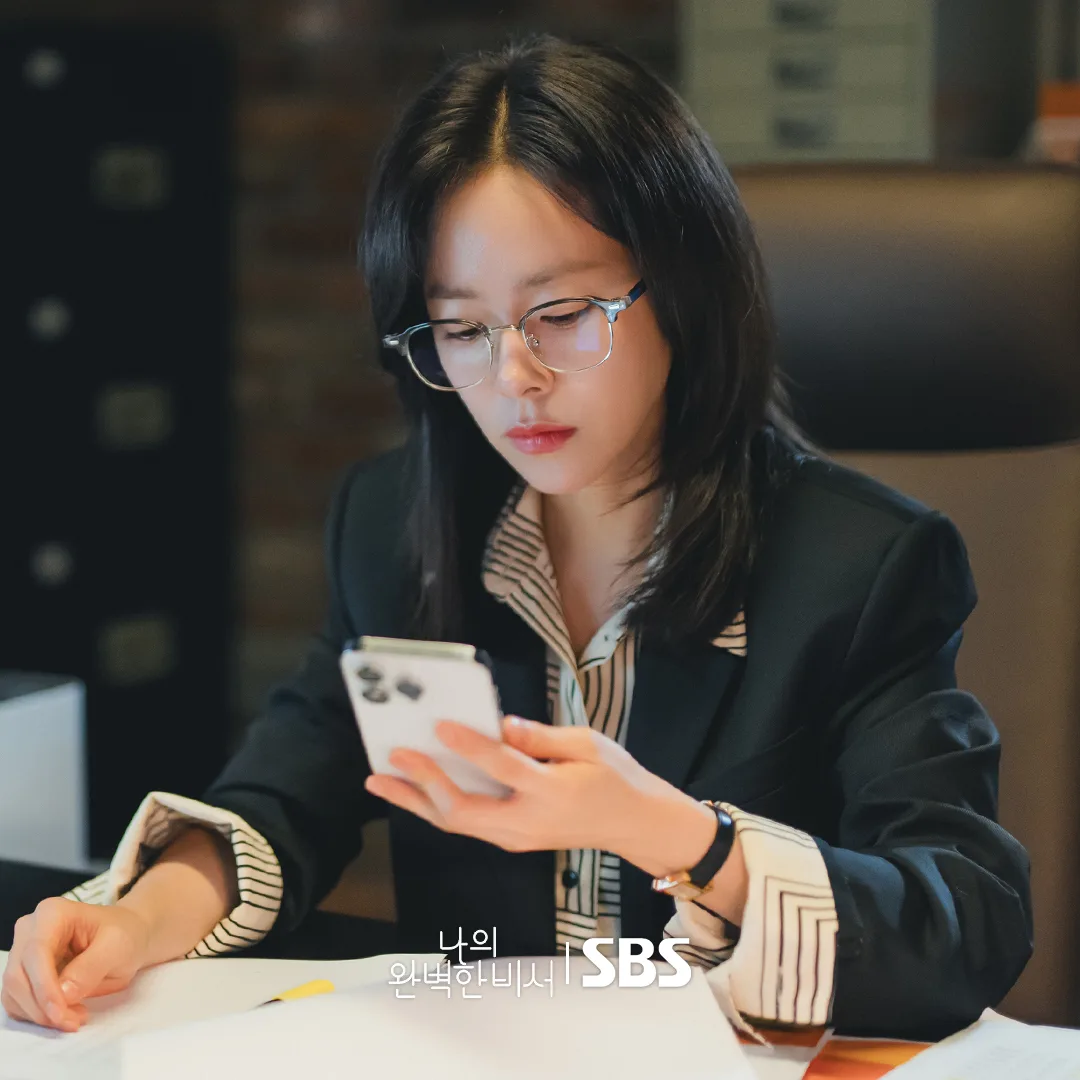 chàng thư ký hoàn hảo nữ chính diện vest đen