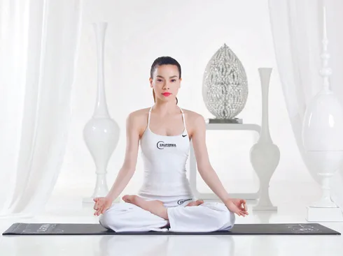 Bắt đầu với tư thế ngồi hai chân bắt chéo vào nhau.