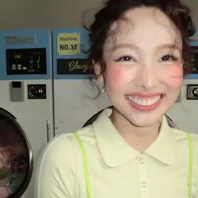 Nayeon với nụ cười trắng rạng rỡ