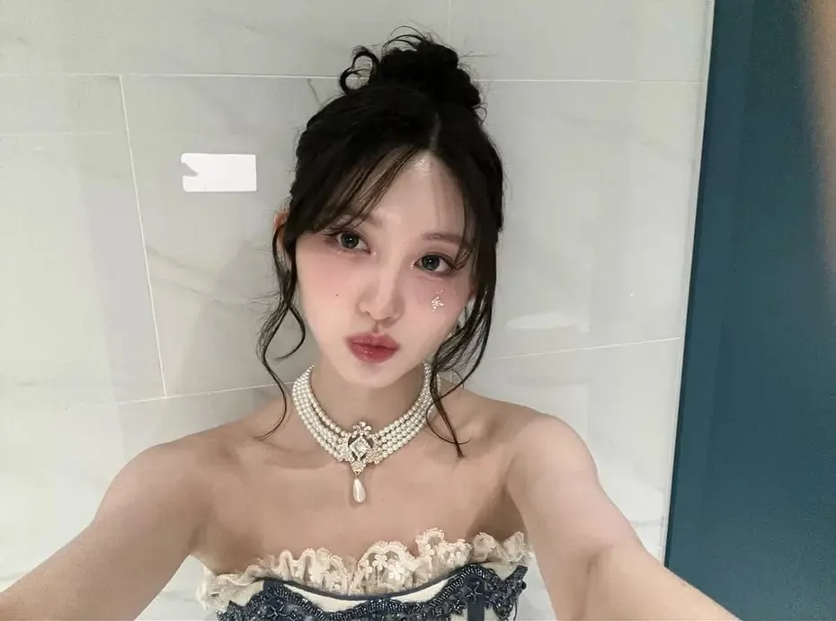 Gaeul trang điểm đính đá ở má