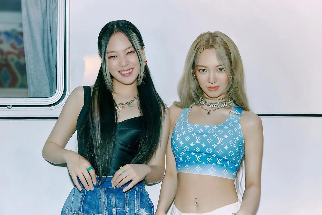 Hyoyeon (SNSD) xỏ khuyên rốn đứng cạnh nữ ca sĩ BIBI.