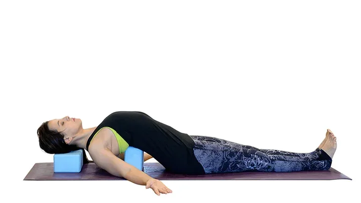 thư giãn cột sống bằng tư thế yoga passive backbend