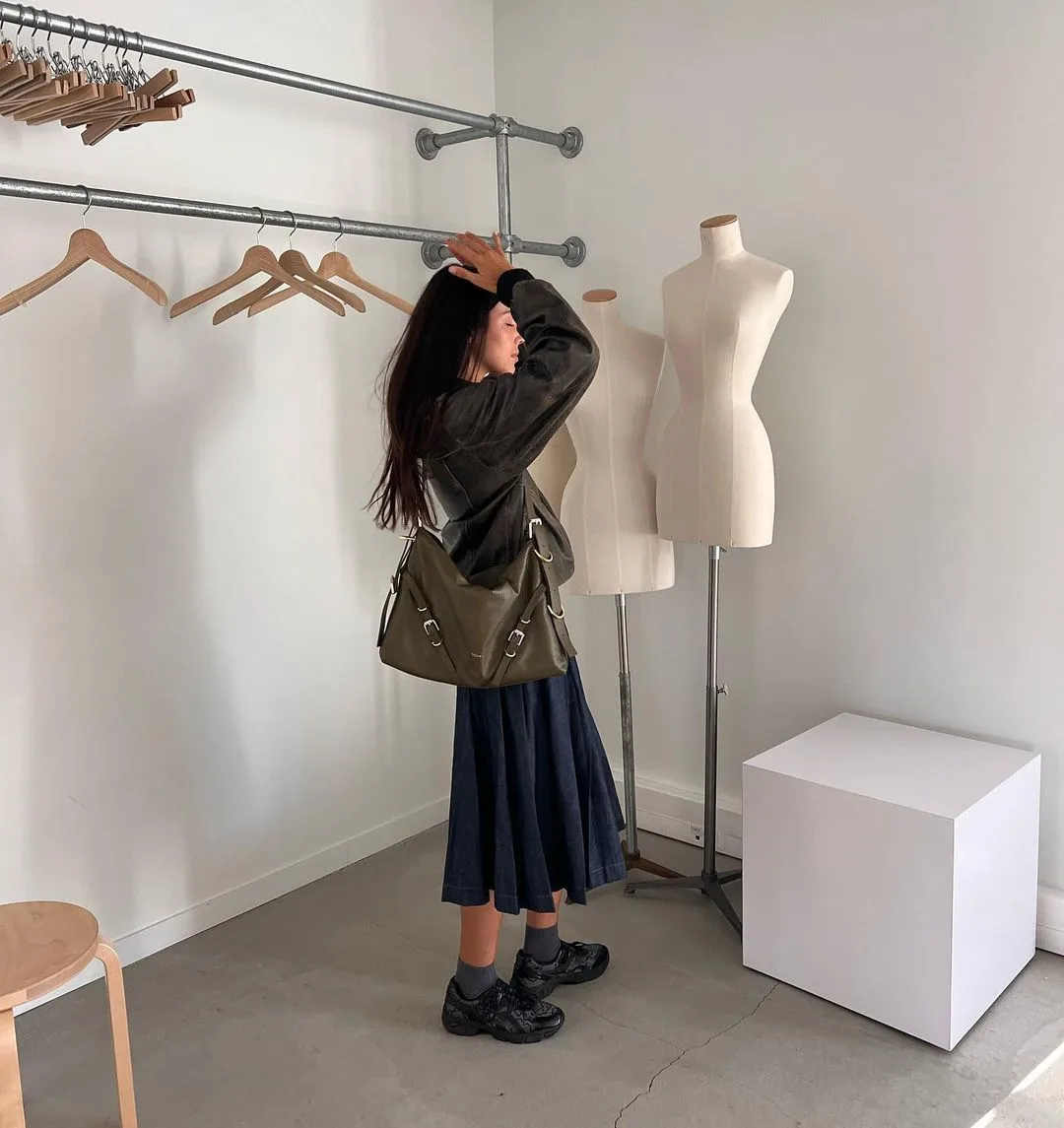 Túi xách xanh rêu vừa cá tính vừa đẹp mắt giúp hoàn thiện outfit.