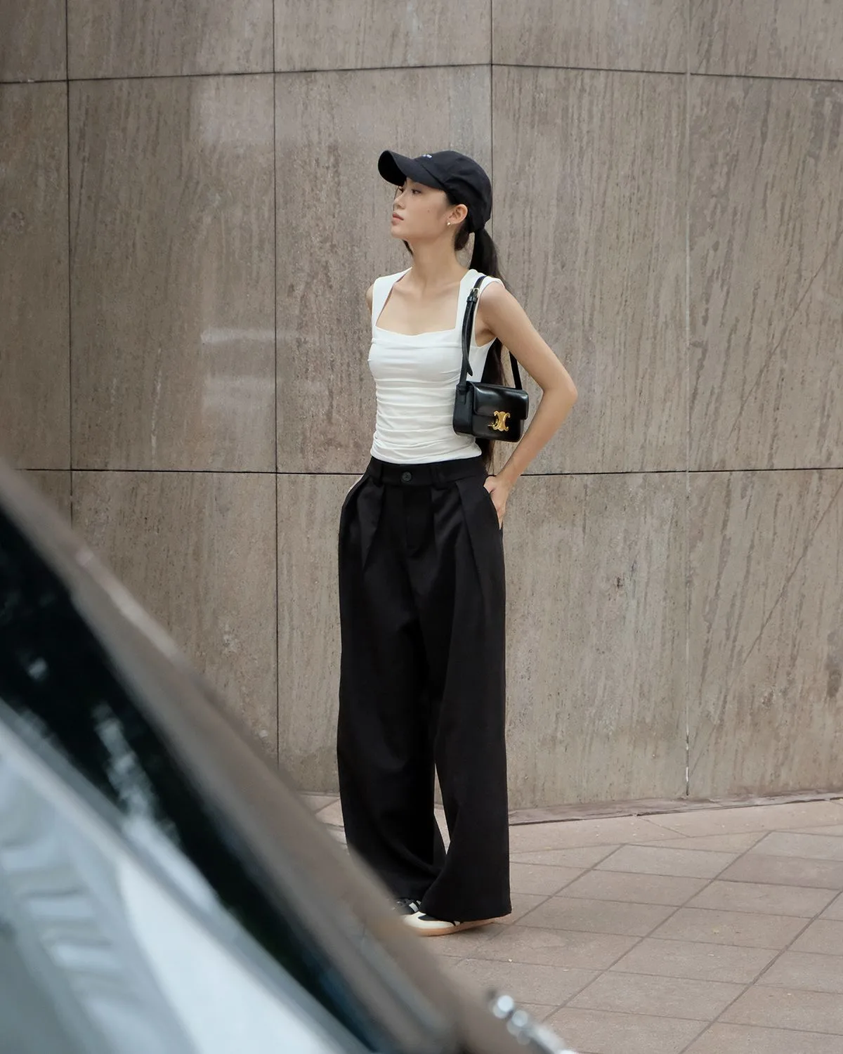 áo tank trắng quần suông đen