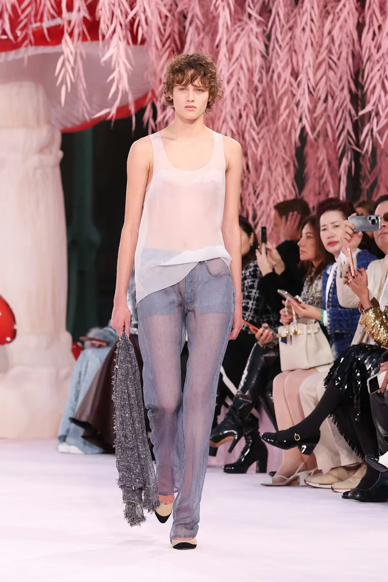 Thiết kế áo và quần jeans trong suốt trong BST Chanel Haute Couture 2026.