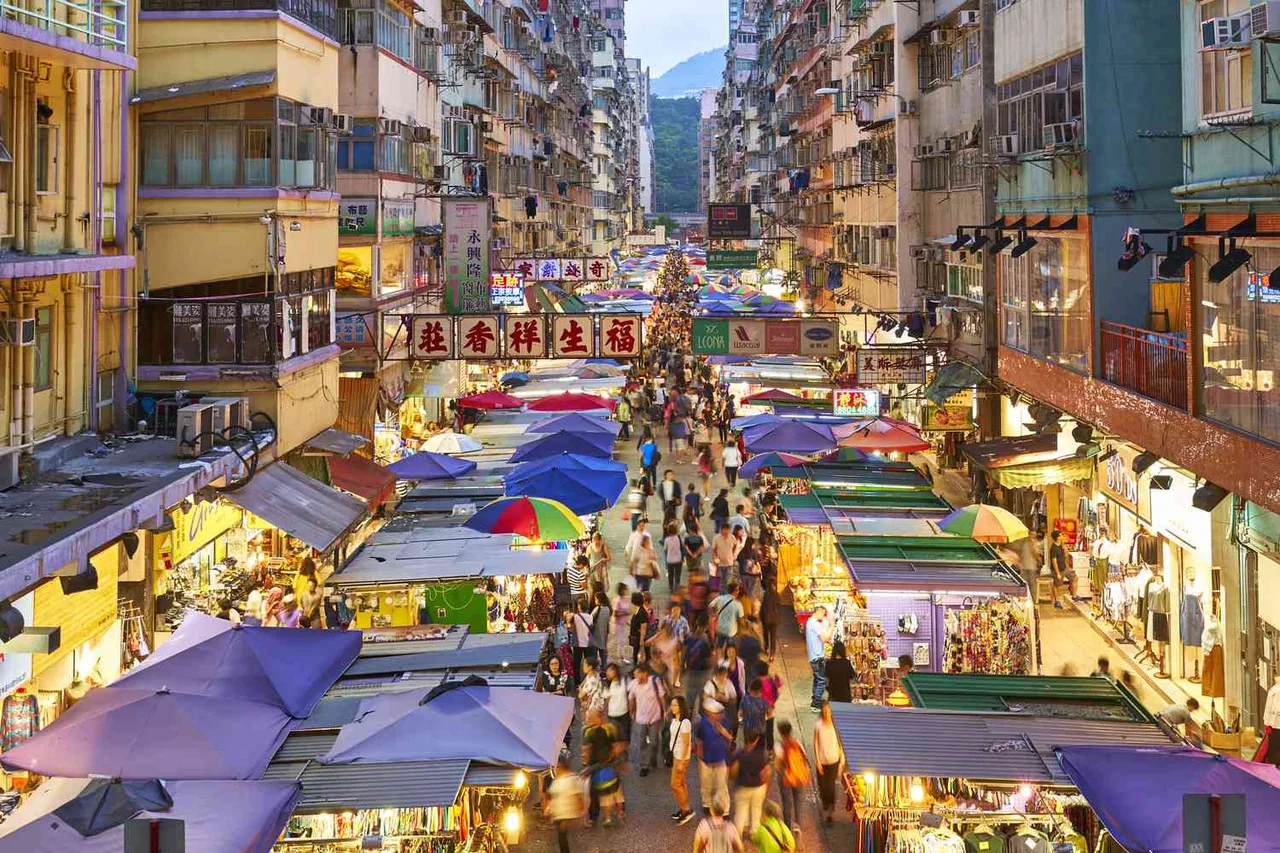 Chợ đêm Miếu Nhai ở Mongkok Cửu Long (Kowloon)