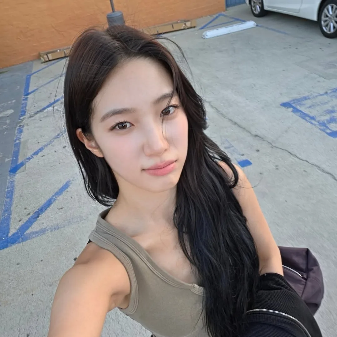nữ idol hàn sử dụng má hồng kem cho tổng thể trang điểm nhẹ nhàng