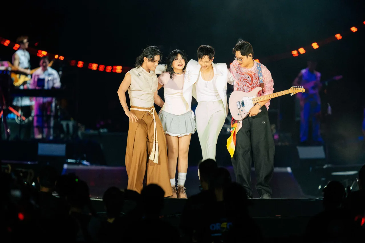 Hoàng Dũng trình diễn Bầu Trời Mới và Có Hẹn Với Thanh Xuân cùng Minh Tốc & Lam và GREY D trong concert Xoay Tròn.