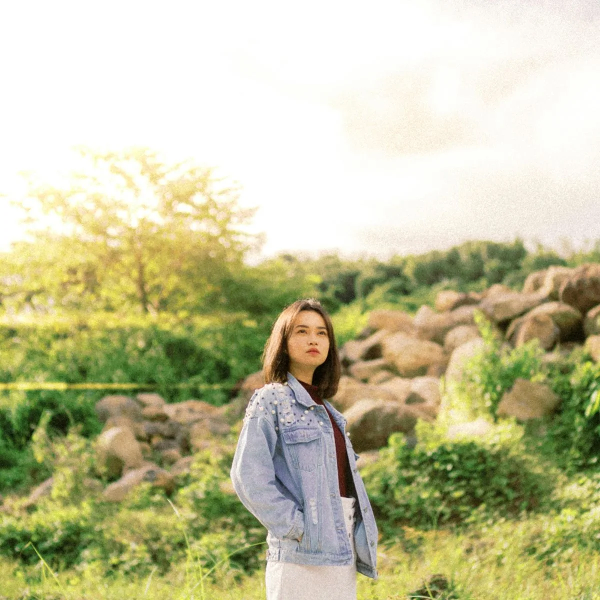 cô gái mặc áo khoác denim