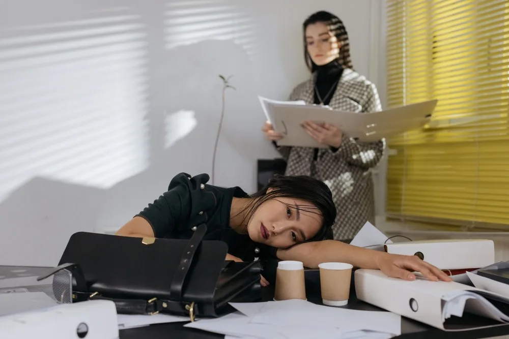 Nữ nhân viên làm việc mệt mỏi nằm ra bàn vô hình trong mắt sếp nữ chốn công sở