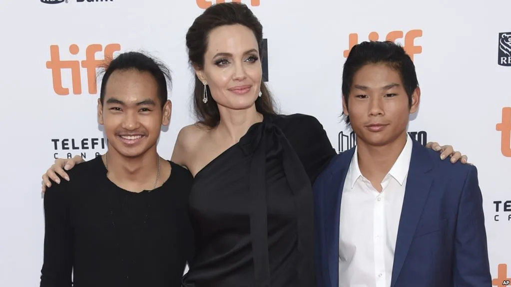 Hình Angelina Jolie 12