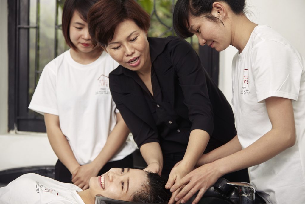 chương trình đào tạo phụ nữ làm đẹp