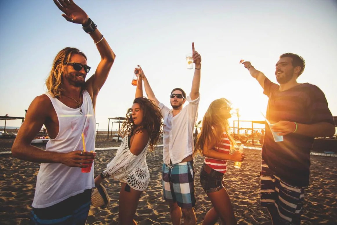 Những bữa tiệc sôi động bắt đầu từ 4h chiều tại OLA Beach