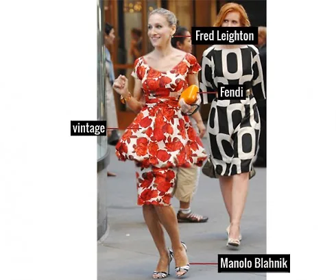Trẻ trung với đầm họa tiết in hoa đỏ, giầy Manolo Blahnik, Clutch của thương hiệu Fendi, và hoa tai hãng Fred Leighton