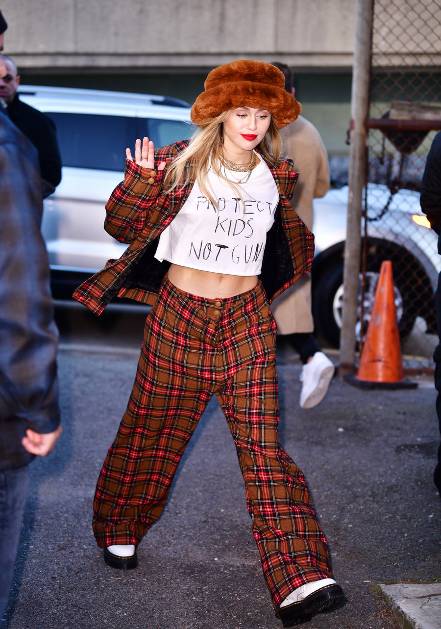 Miley Cyrus phối quần ống rộng với áo thun trắng và áo khoác cùng họa tiết