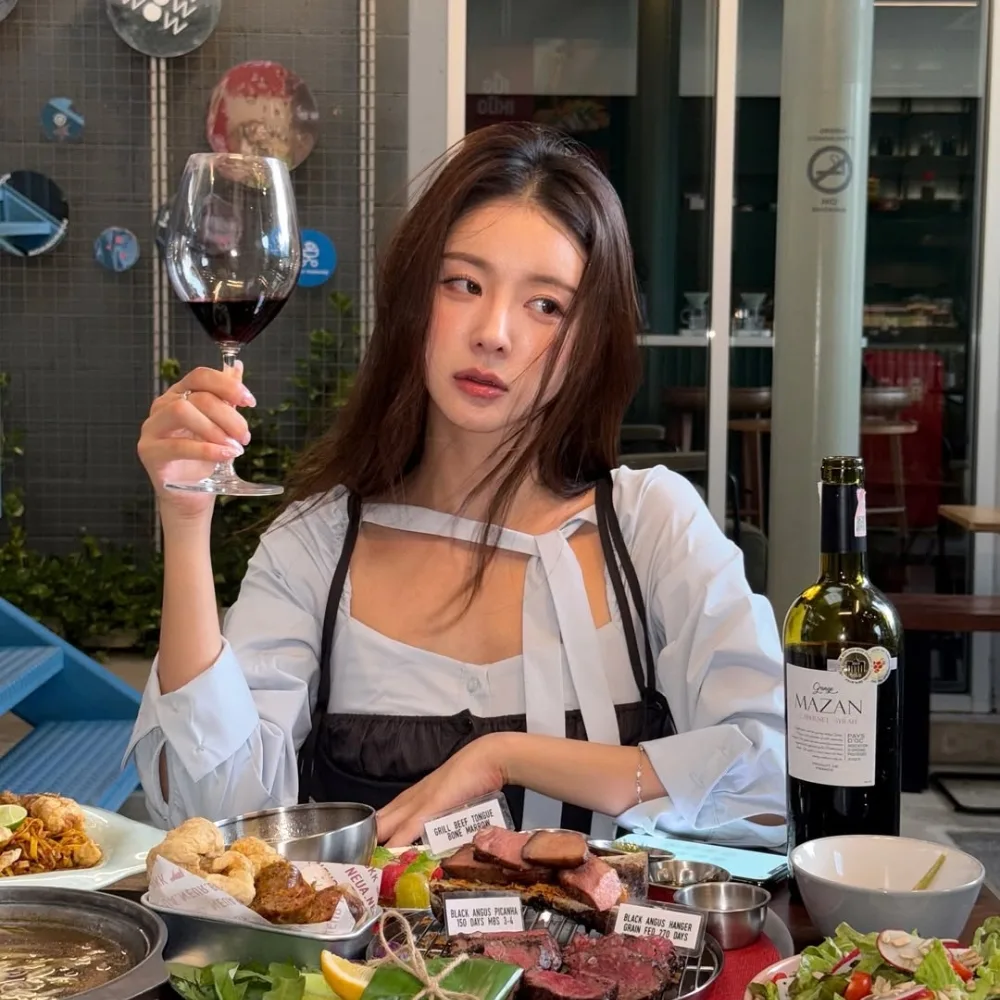 cô gái ăn gì trước khi uống rượu