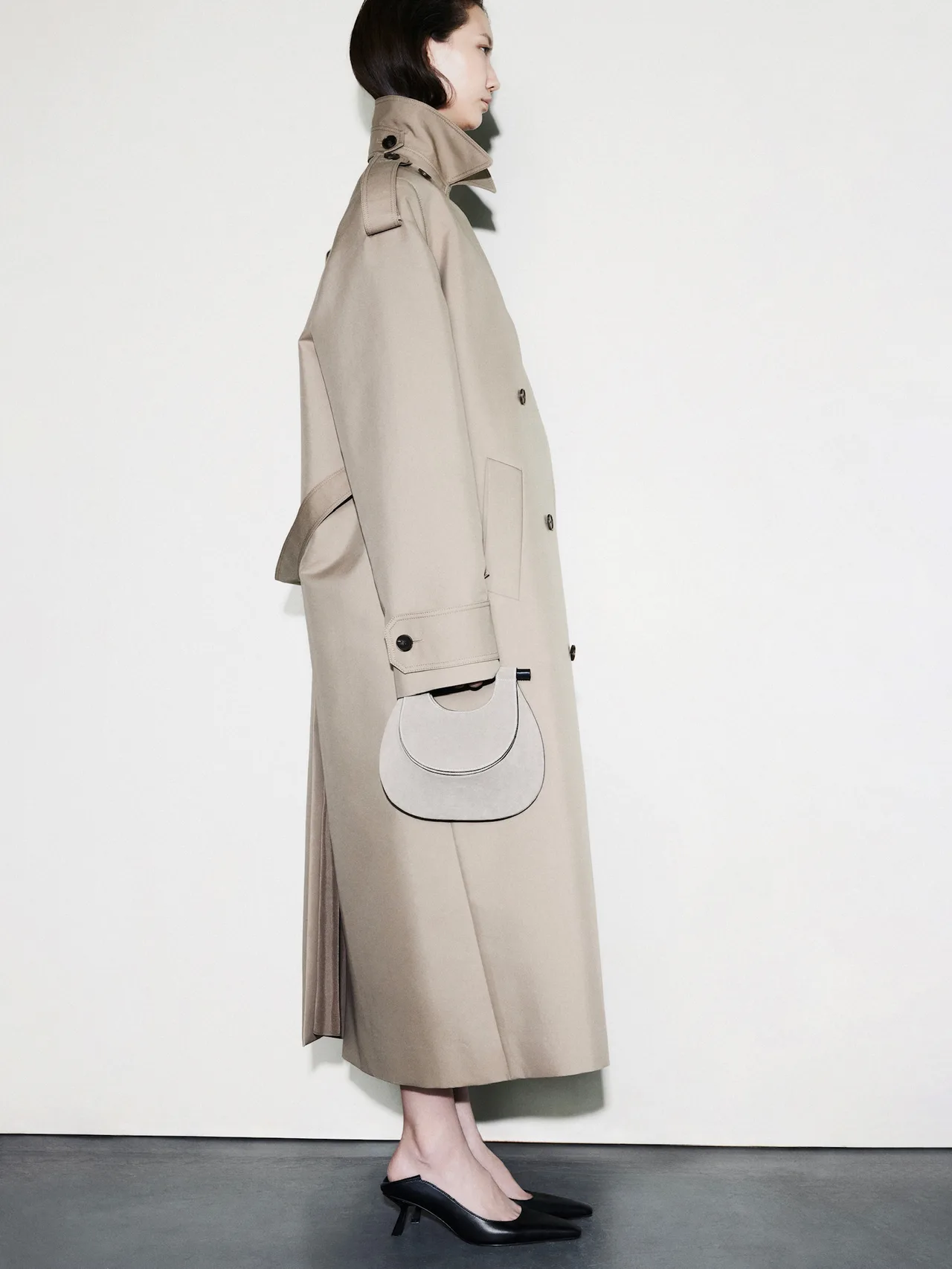 Chantal coat được hoàn thiện trên nền vải cotton polyester