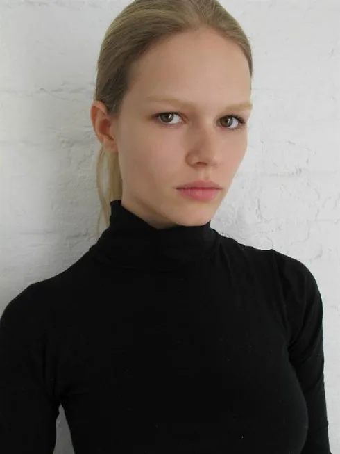 anna ewers 2